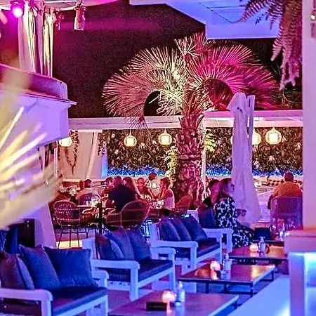 Black And White Otel 3*